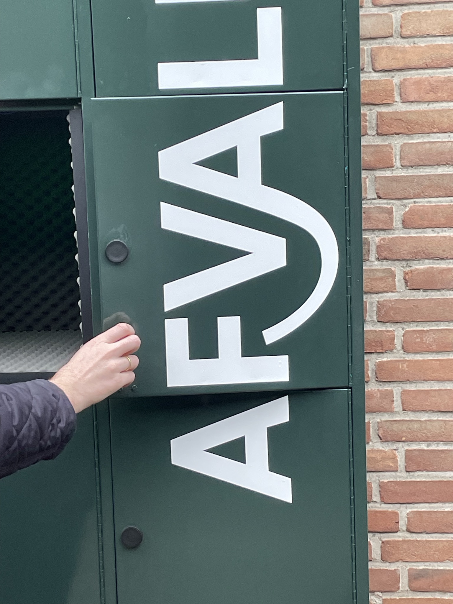 Afvalue kluis opent voor veilige opslag